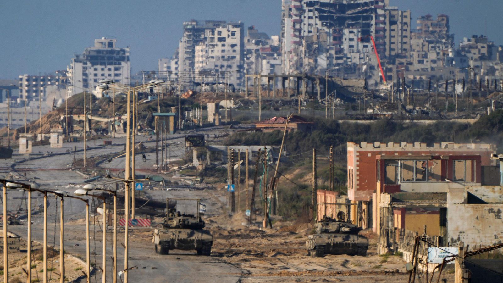 Tanques del Ejército israelí en la reserva natural de Wadi Gaza