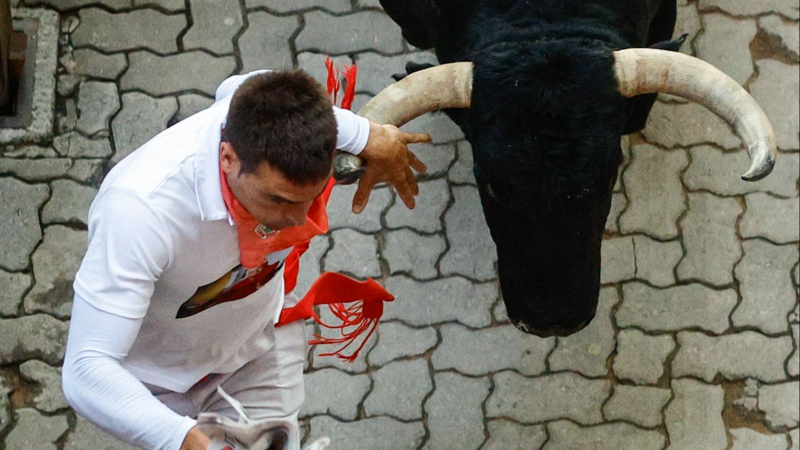 San Fermín 2024: Un mozo seguido de los veloces toros de la ganadería extremeña Jandilla, el 12 de julio de 2023