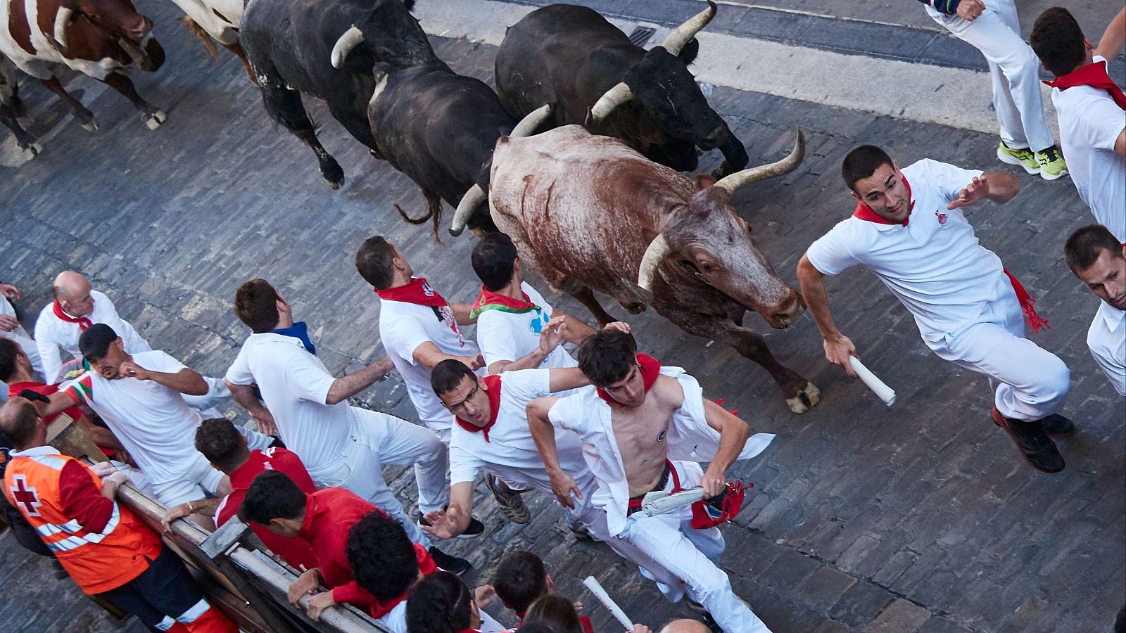 Corredores durante el último y octavo encierro de las fiestas de San Fermín 2023