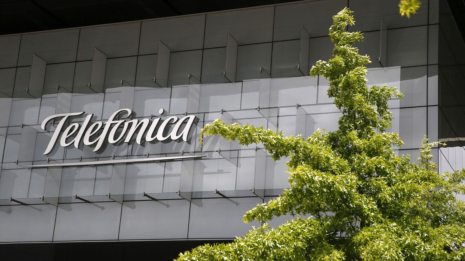 Fachada de la sede corporativa de Telefónica, en el distrito de Las Tablas en Madrid