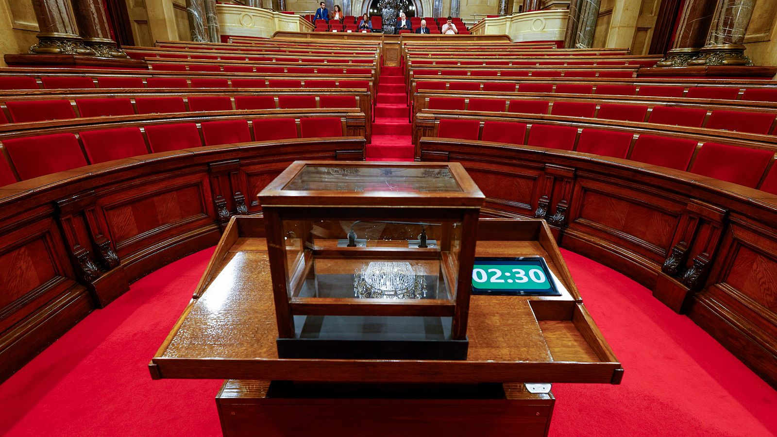 La urna de votación durante el pleno de constitución del nuevo Parlament