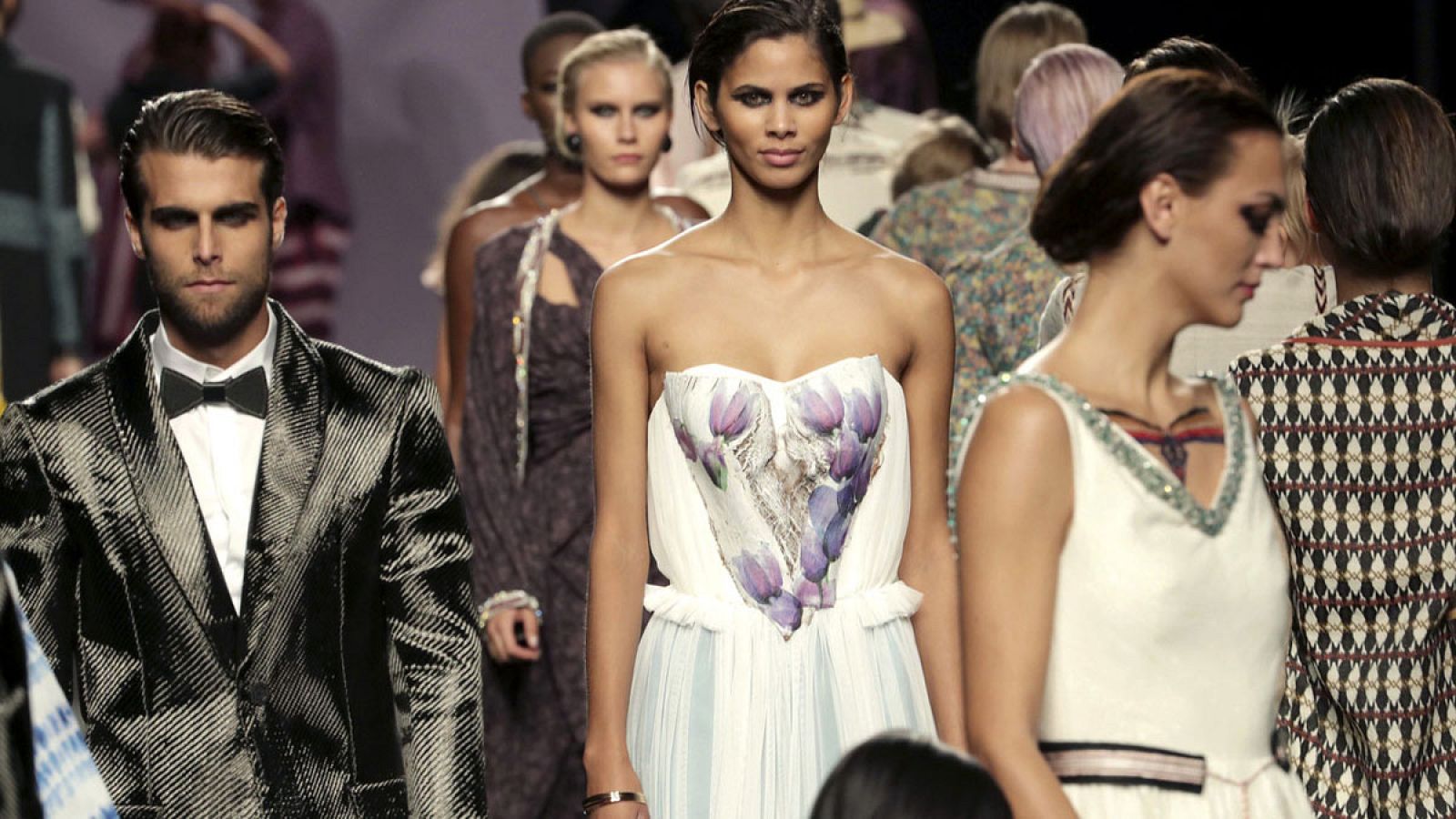 Desfile de Ion Fiz.EFE