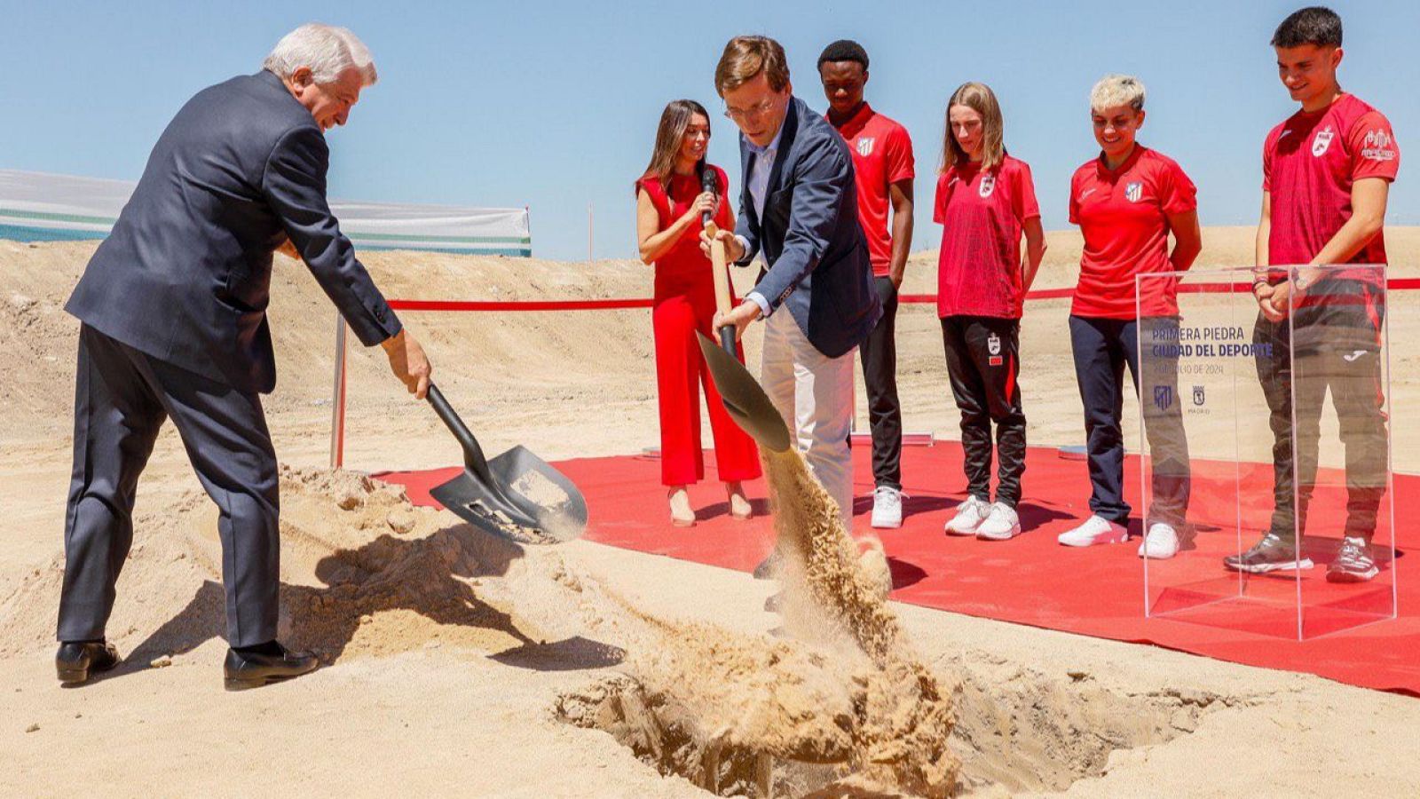 Enrique Cerezo y José Luis Martínez Almeida ponen la primera piedra de la Ciudad Deportiva del Metropolitano