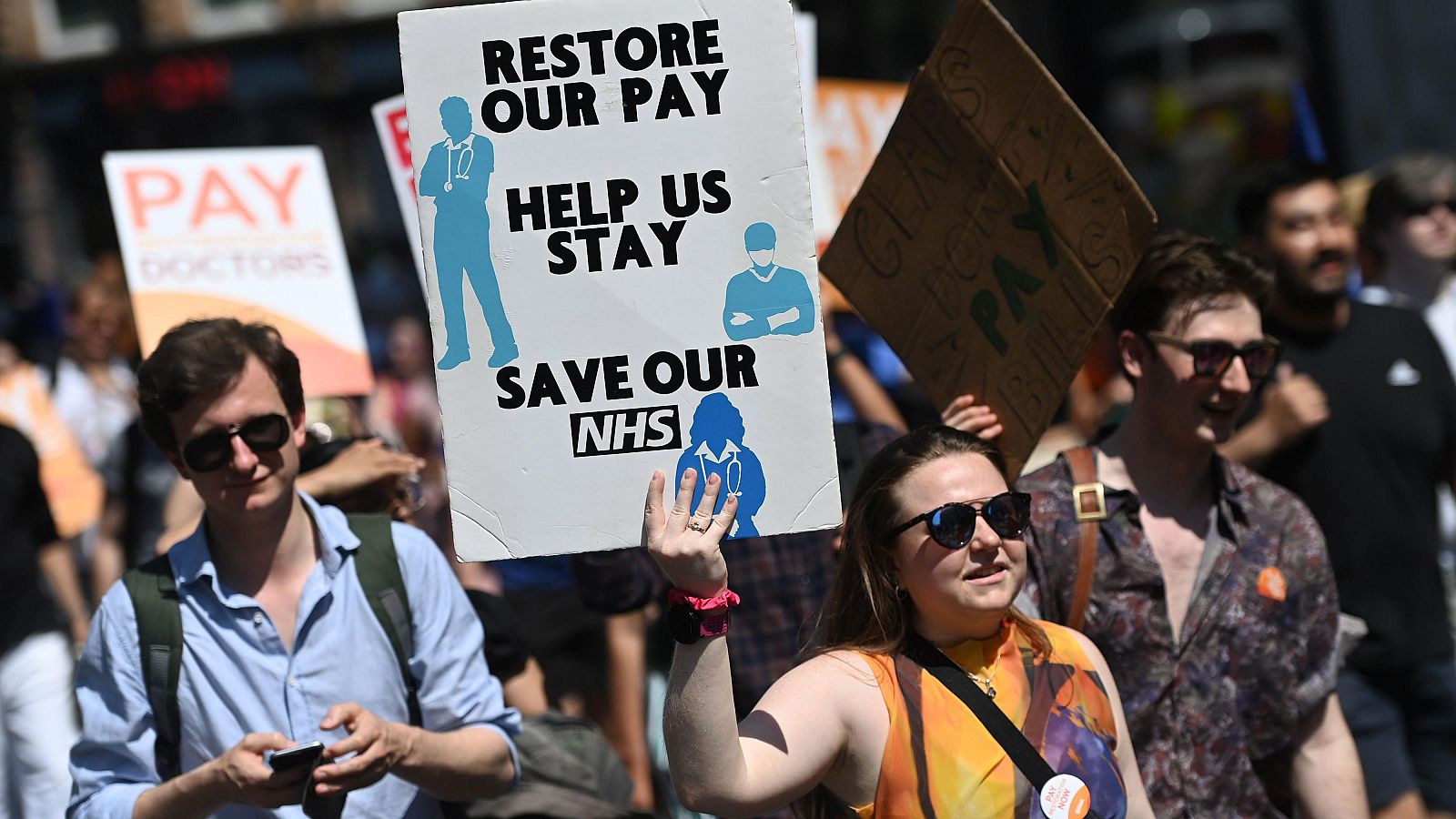 Manifestación de médicos residentes en Reino Unido por los bajos salarios