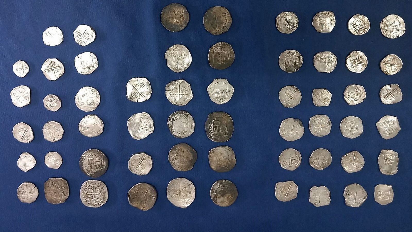 La Policía Nacional recupera en Murcia un lote de 59 monedas de plata auténtica datada de los siglos XVI-XVII