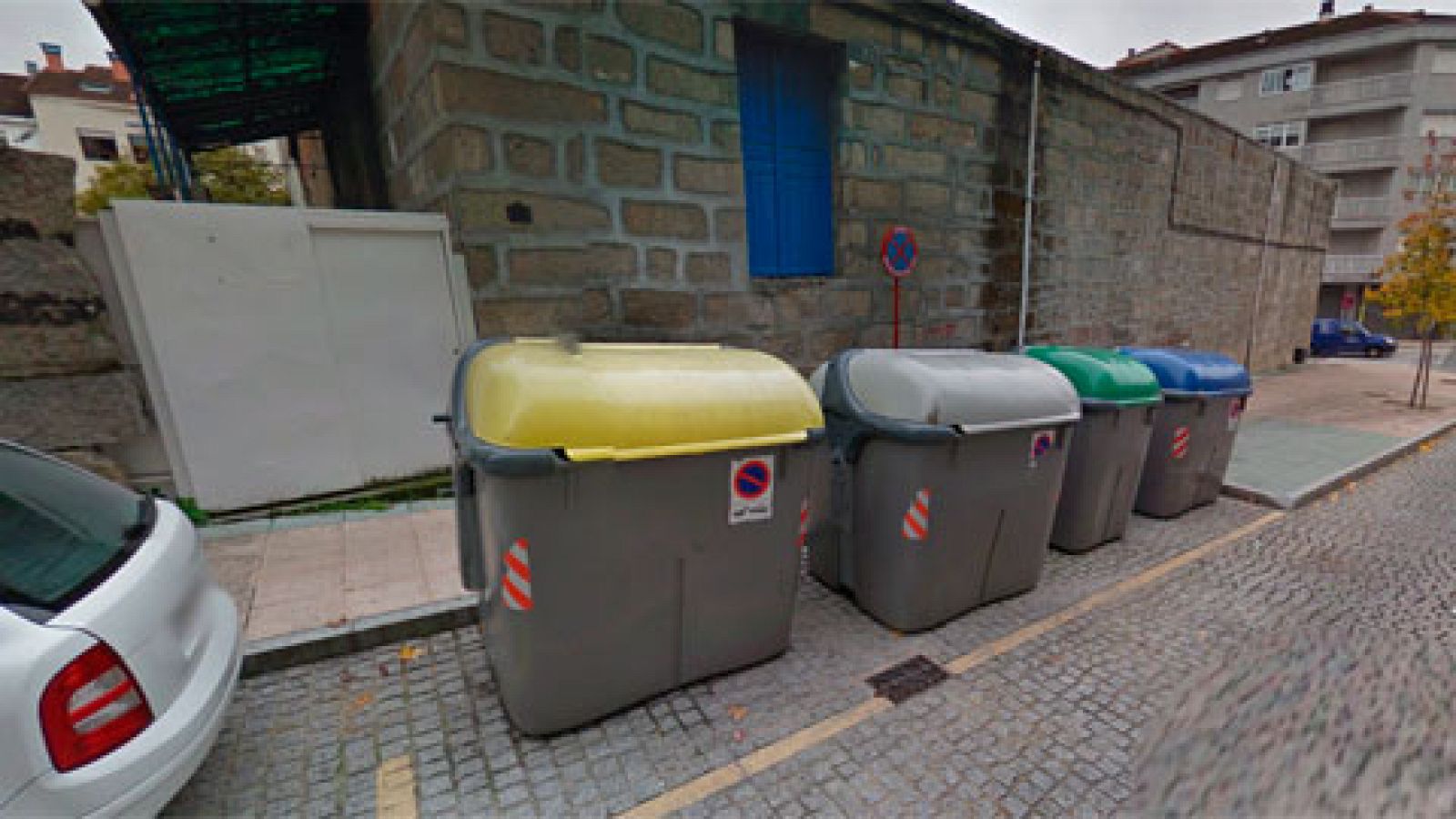 Contenedores en la calle Río Bibei de Ourense