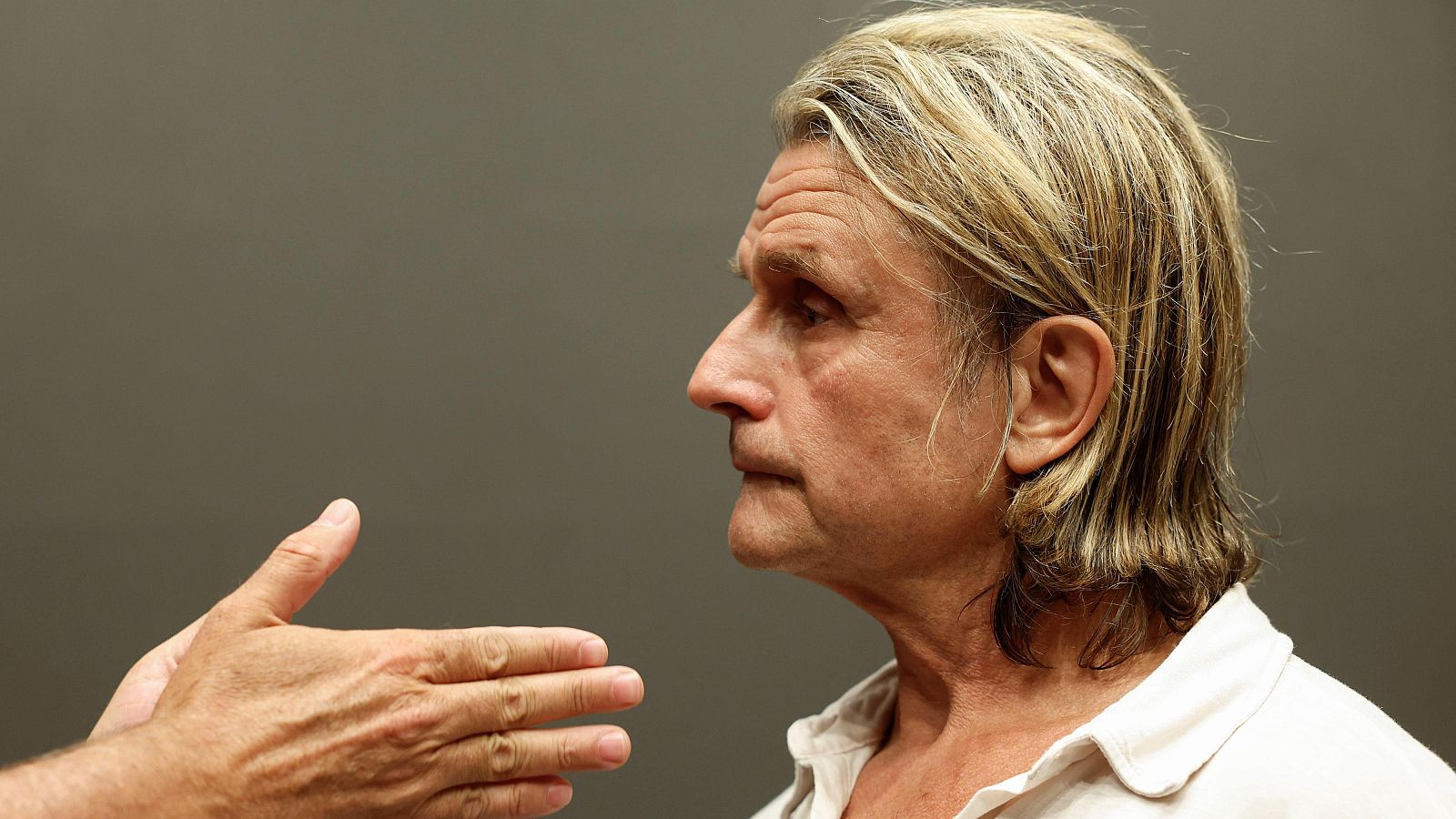 El compositor y productor teatral español Nacho Cano ofrece una rueda de prensa tras quedar en libertad provisional