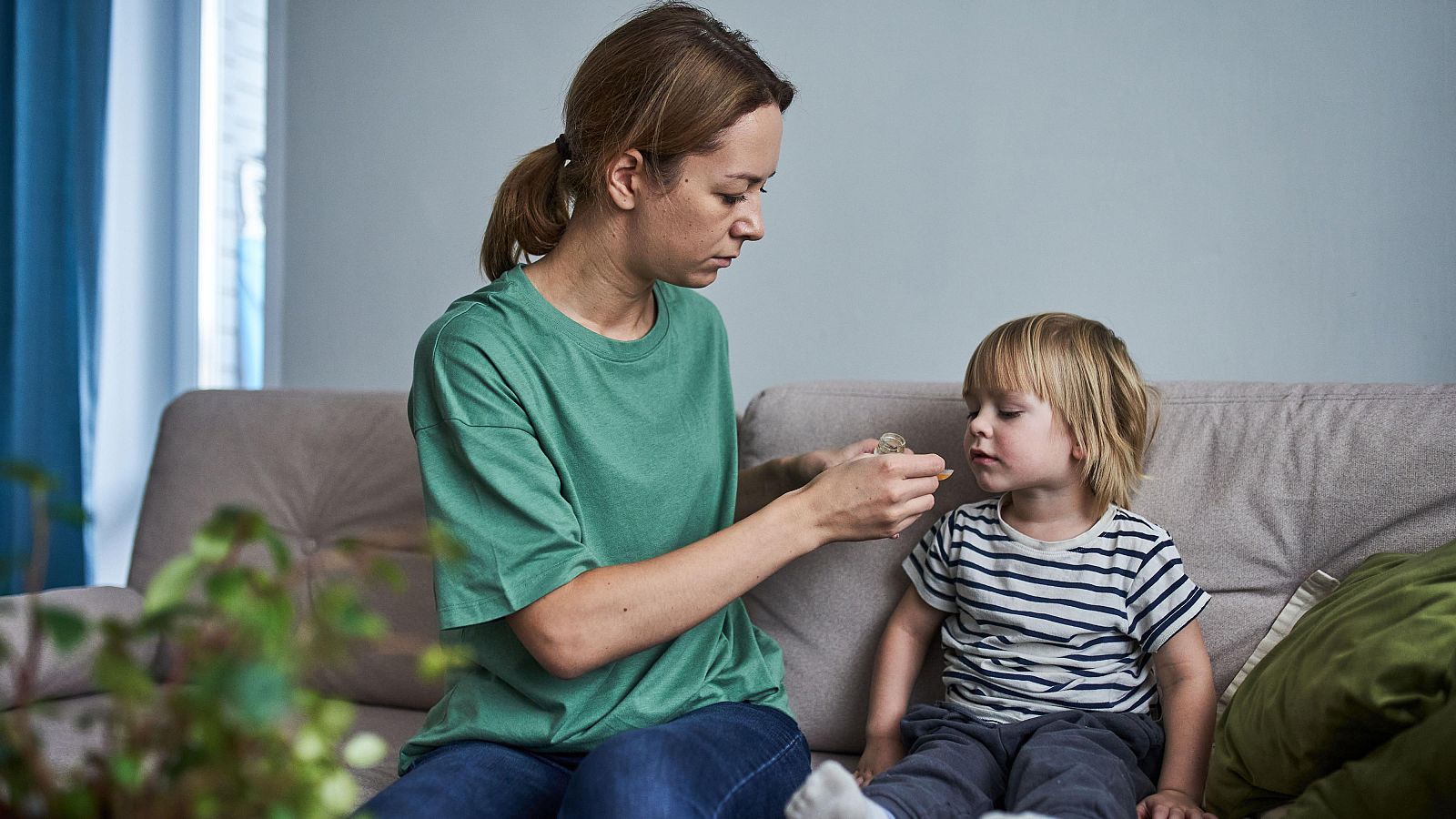 Imagen de un niño con su madre. GETTY IMAGES