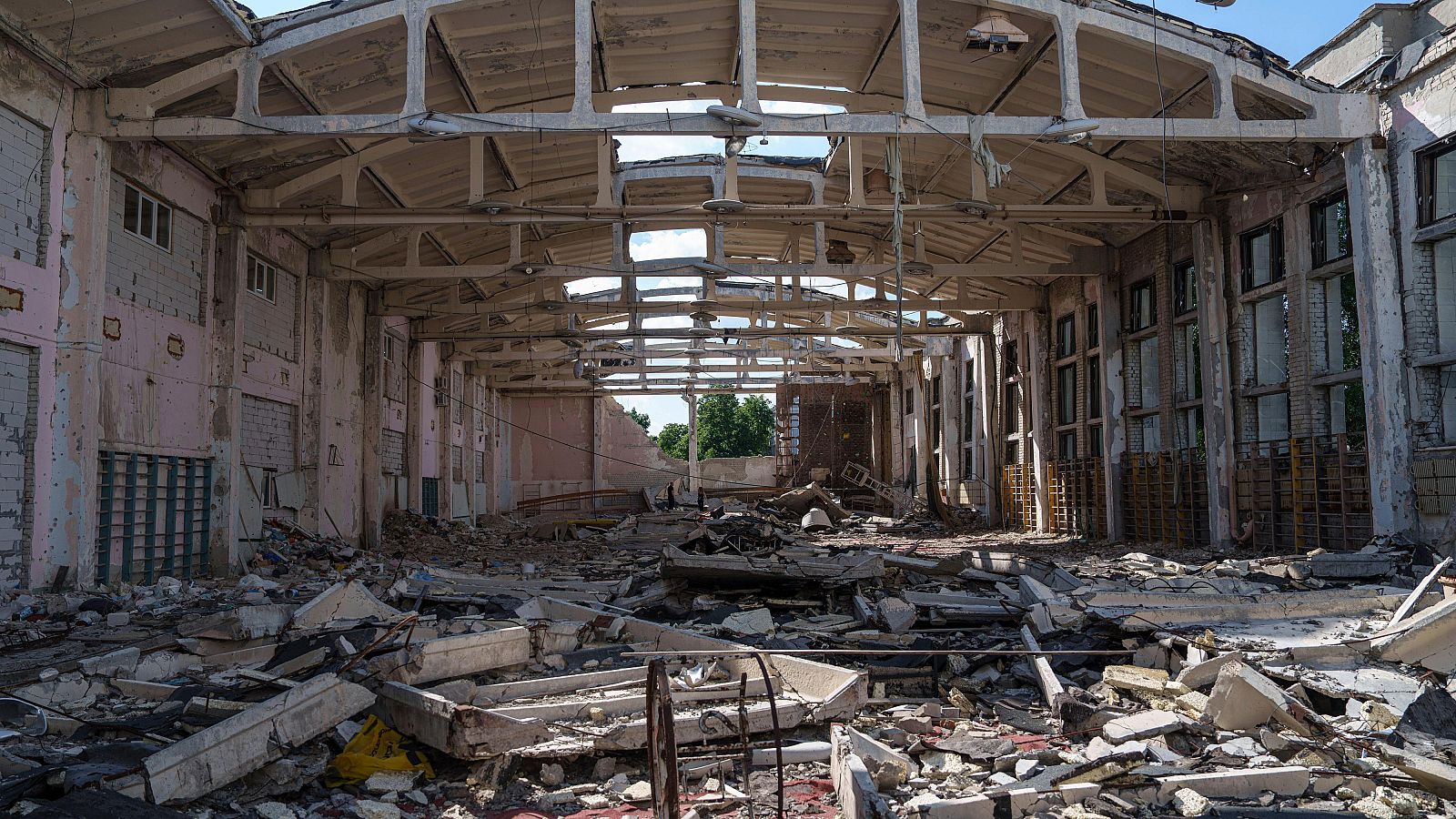 El estadio de atletismo del complejo deportivo "Politécnico", destruido por un ataque con cohetes rusos en Járkov