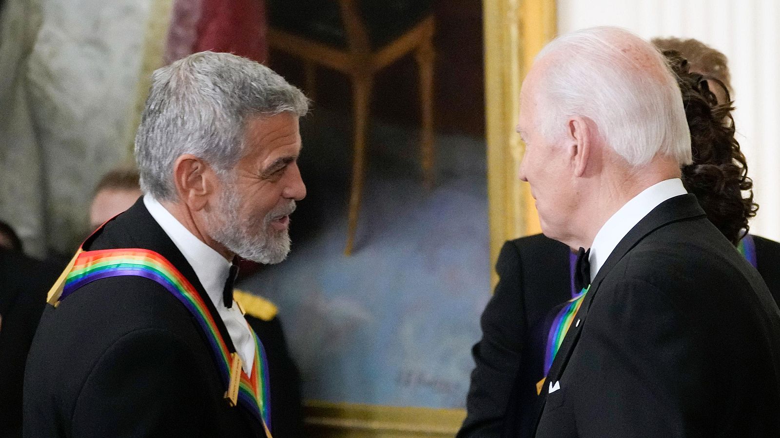 El presidente Joe Biden estrecha la mano de George Clooney durante una recepción en la Casa Blanca en 2022