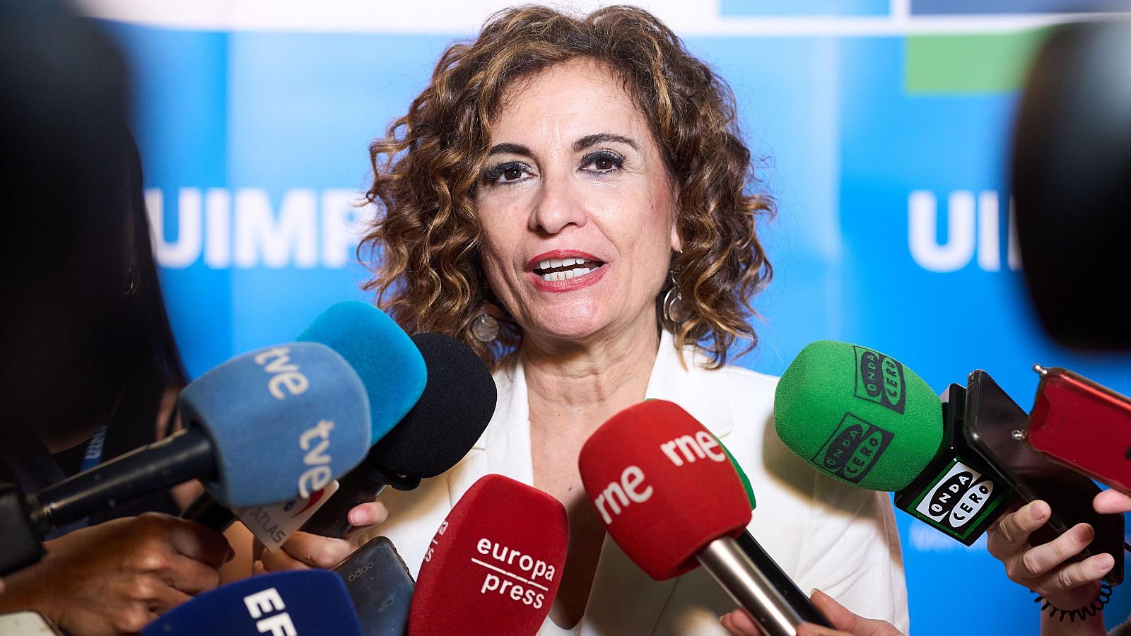 Un juzgado cita a María Jesús Montero para un acto de conciliación con la pareja de Ayuso