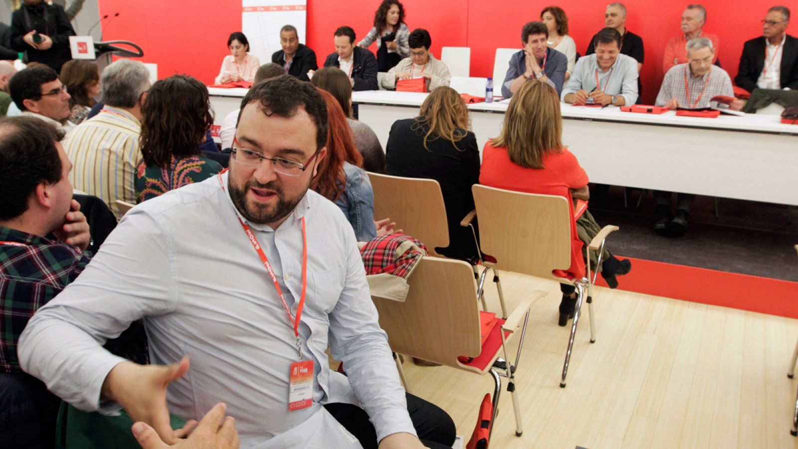 El alcalde de Laviana, Adrián Barbón, saluda a un simpatizante al inicio del Congreso extraordinario de la Federación Socialista Asturiana