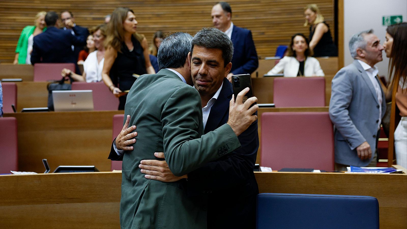 El president de la Generalitat, Carlos Mazón (PP), saluda al vicpresident, Vicente Barrera (Vox)