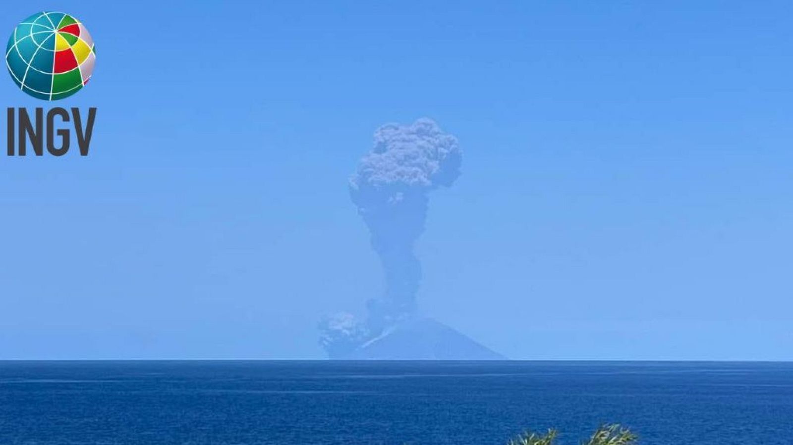 Una colada de lava del volcán Estrómboli llega a mar tras una fuerte explosión eruptiva