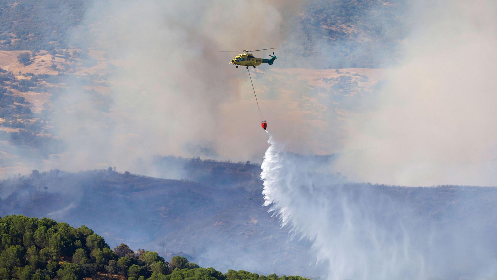 El riesgo de explosiones por munición impide la extinción de un incendio en la base militar de Cerro Muriano, Córdoba