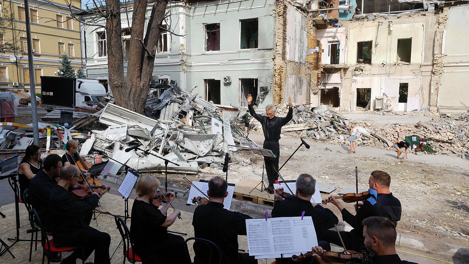 La Orquesta Clásica de Kiev participa en un evento en memoria de los muertos en el ataque al hospital infantil Okhmatdyt de Kiev