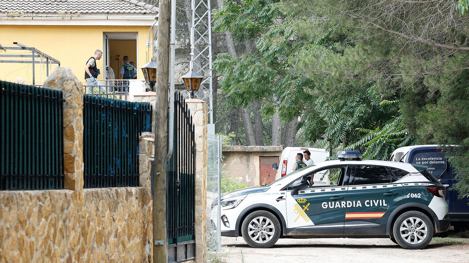 Miembros de la Guardia Civil trabajan en la vivienda donde tuvo lugar el crimen machista de Buñol