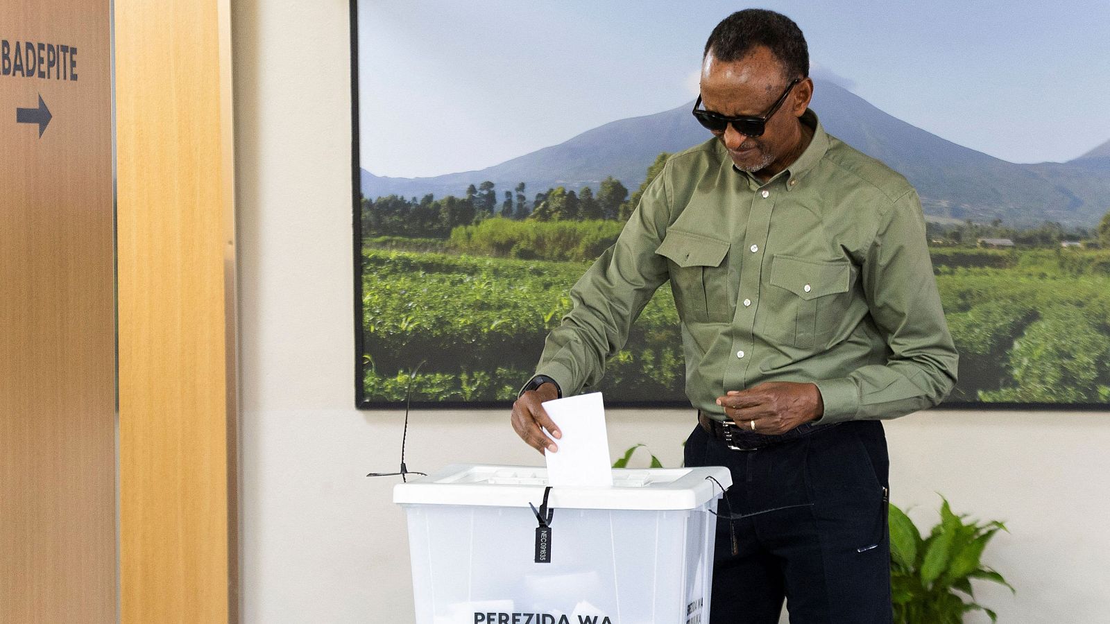 El presidente de Ruanda, Paul Kagame, depositando su voto en la urna