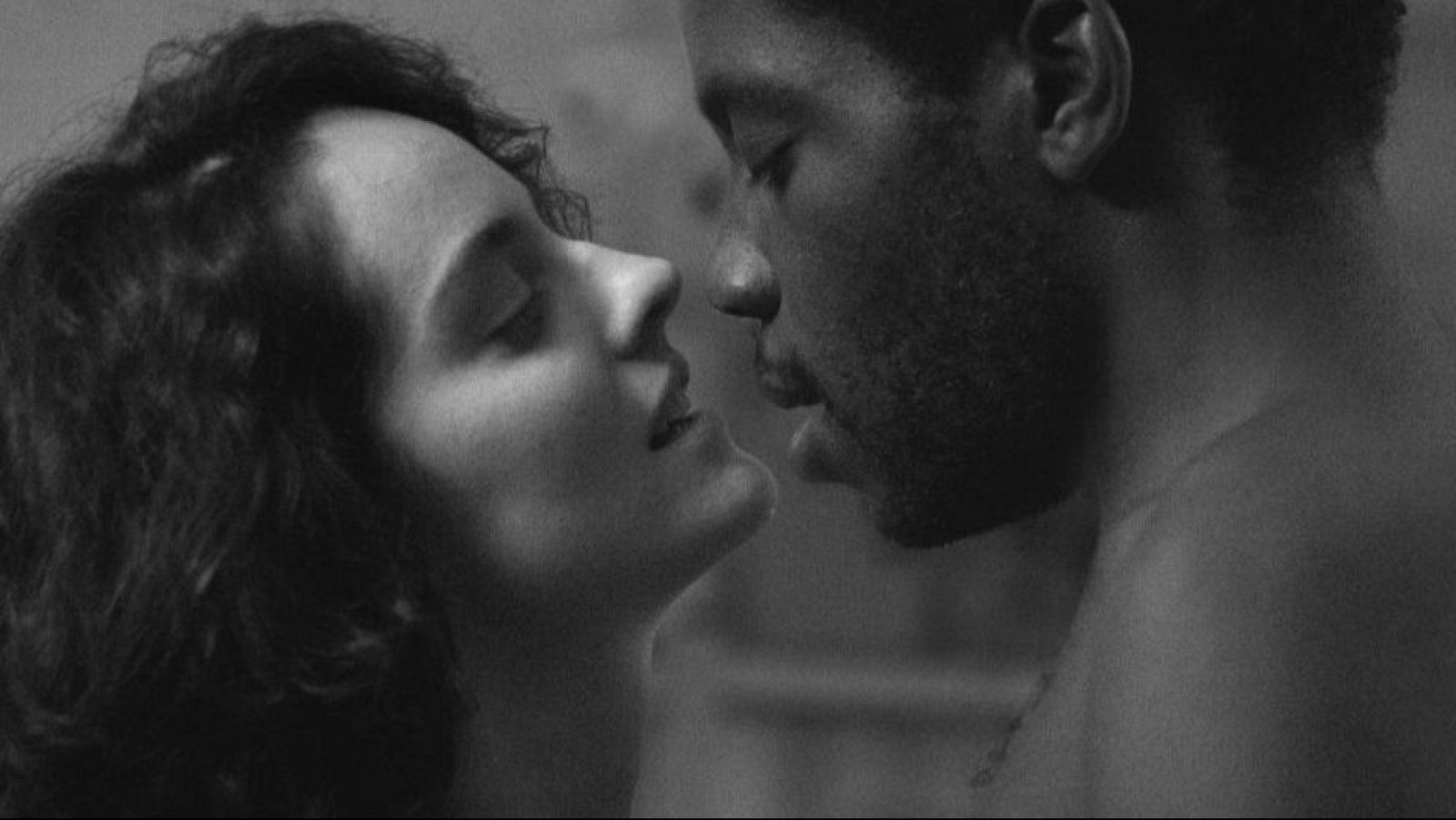 Noémie Merlant y Makita Samba en 'París. Distrito 13'