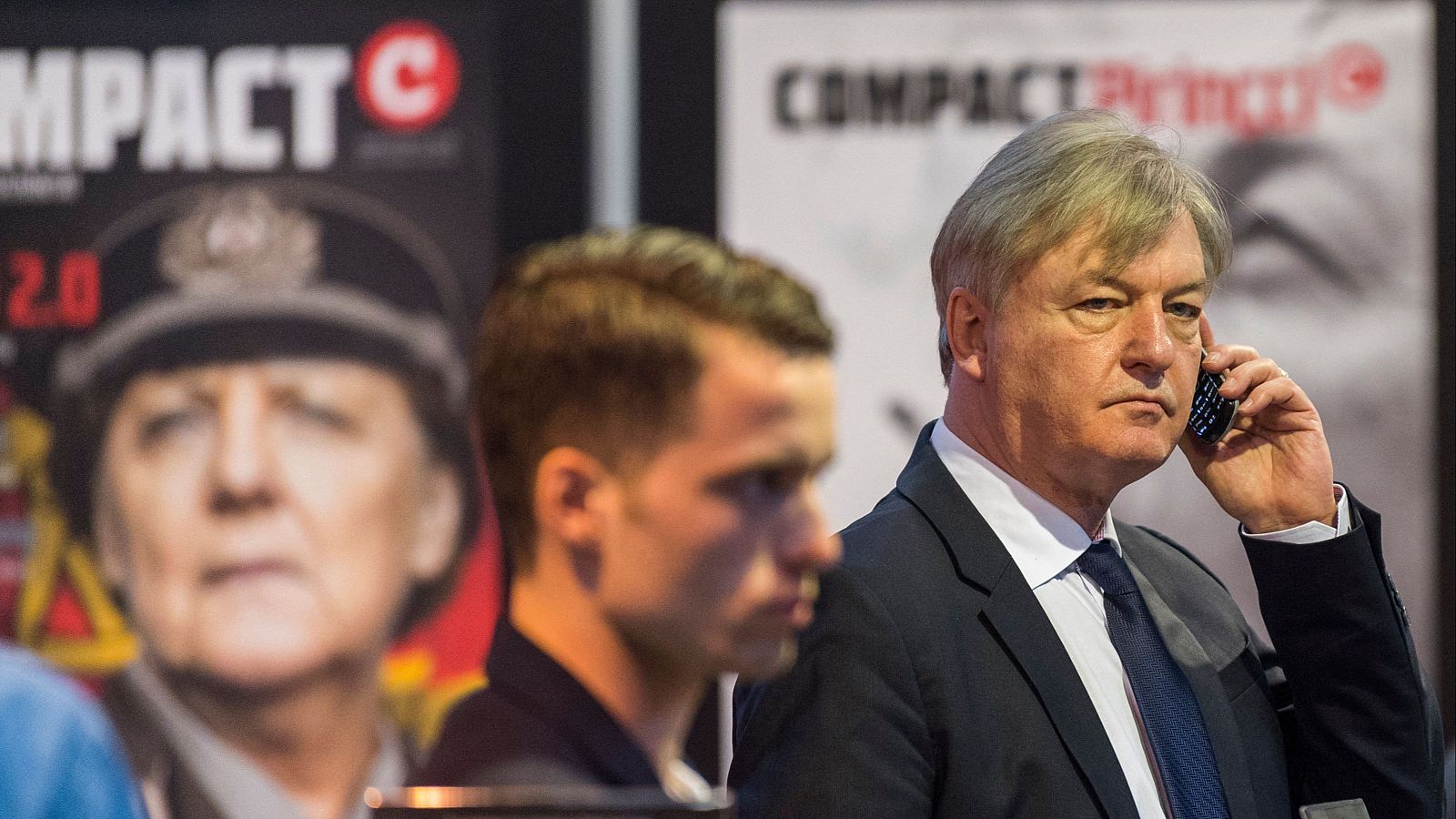 El periodista de extrema derecha Juergen Elsaesser junto a las gigantes de su revista Compact