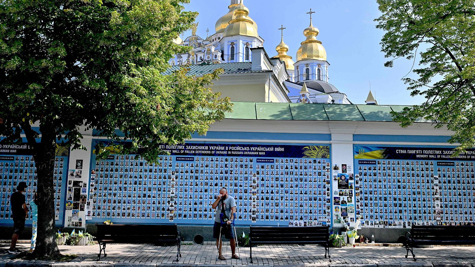 Un militar ucraniano herido llora frente al Muro de la Memoria de los Defensores Caídos de Ucrania en la Guerra Ruso-Ucraniana en Kiev