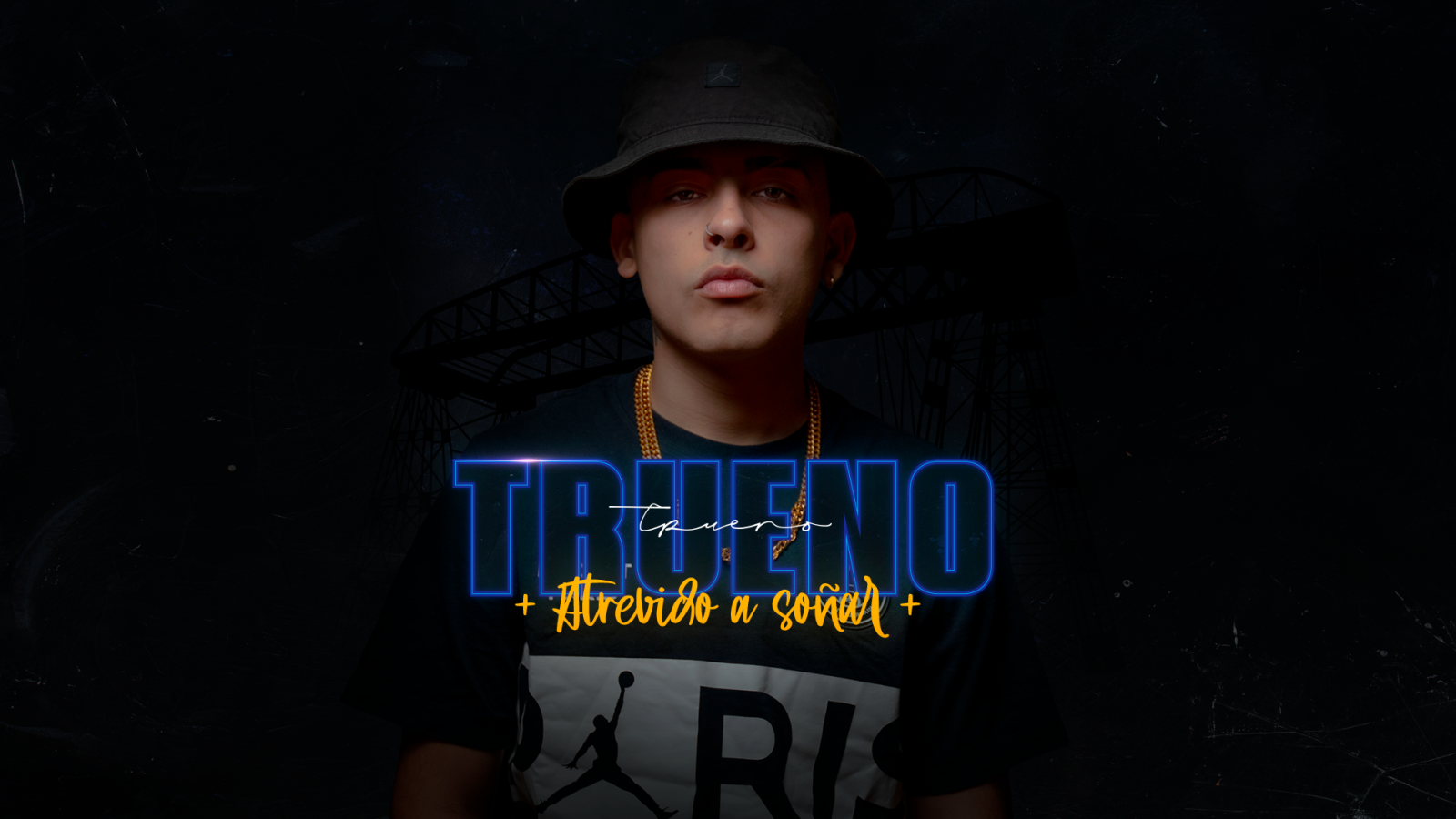 Imagen promocional de Trueno con gorra y cadenas, mostrando su nombre y la frase "Atrevido a soñar".