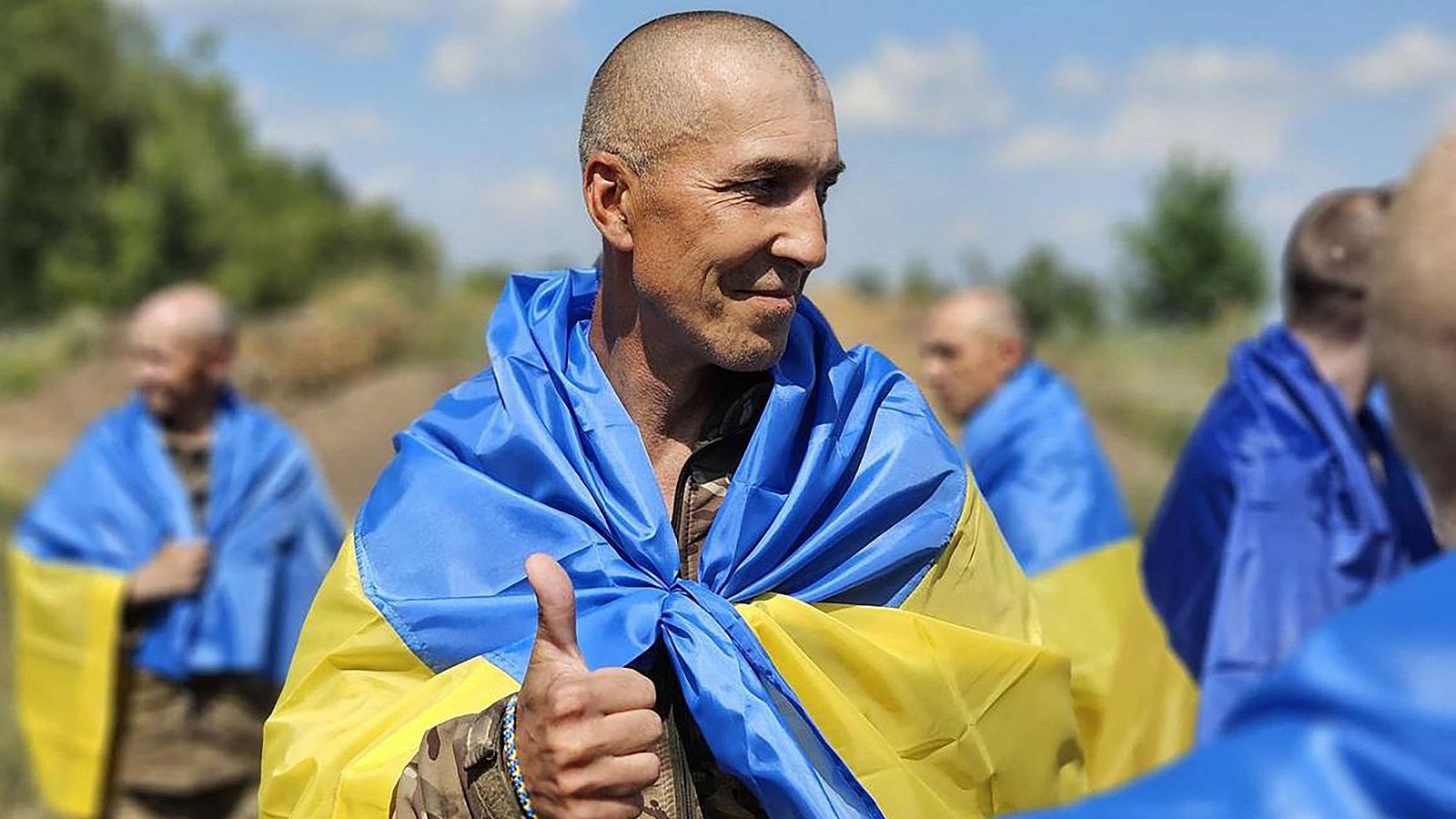 Un militar ucraniano levanta el pulgar tras ser liberado en un intercambio de prisioneros de guerra