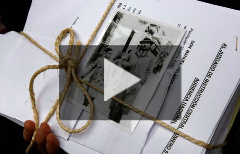 Garzón recibe 143.353 nombres de desaparecidos de la Guerra Civil y el franquismo