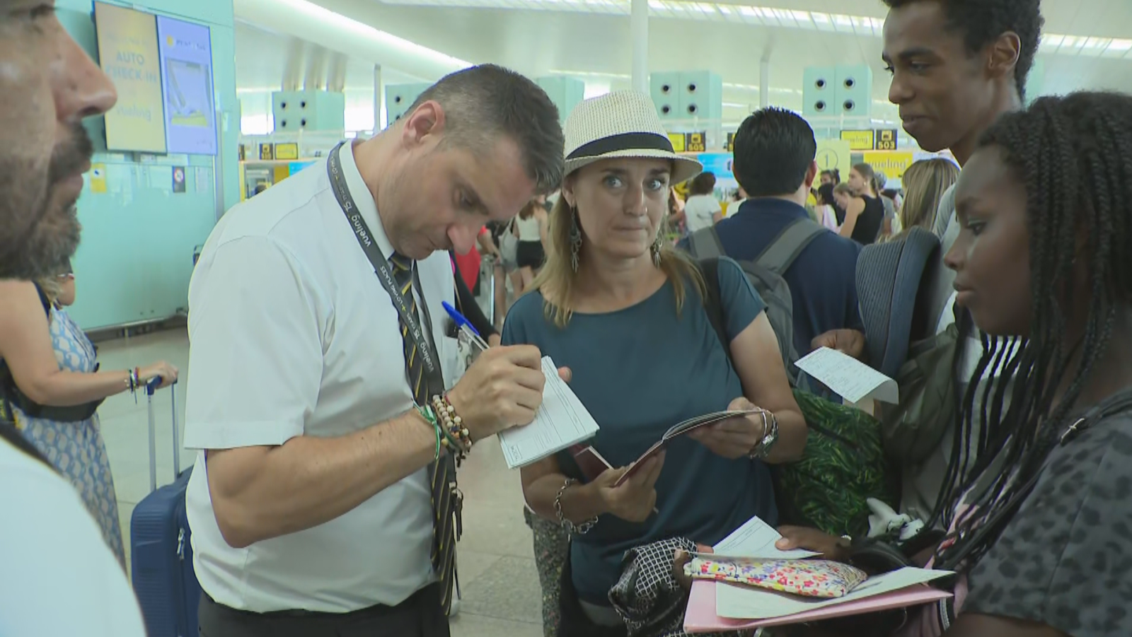 Una avaria mundial en el sistema informàtic ha provocat retards i cancel·lacions de vols al llarg del divendres