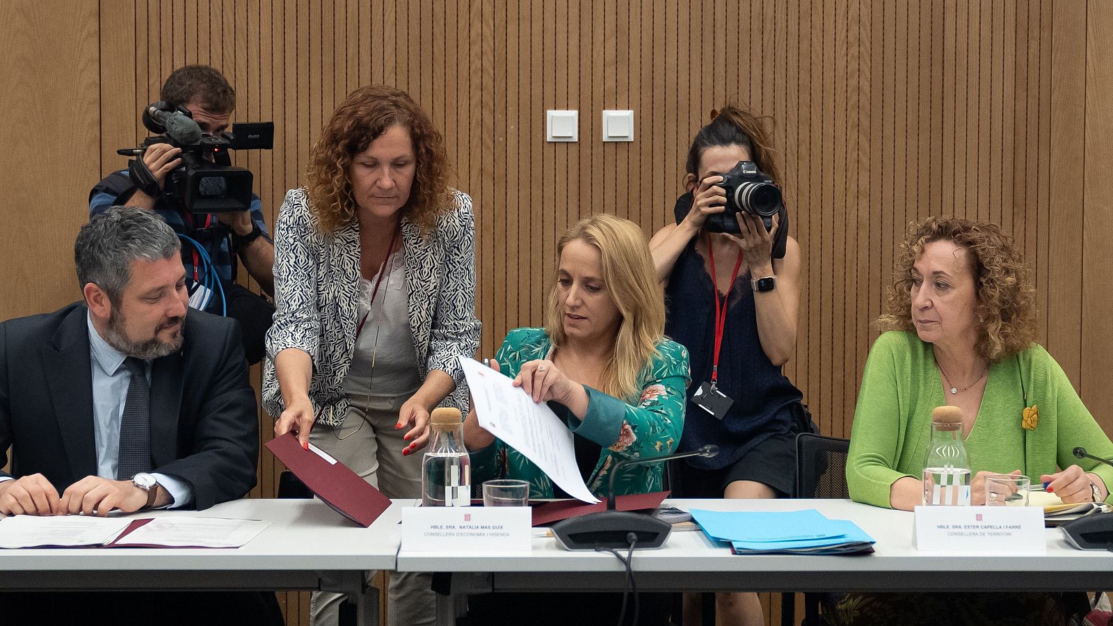 Les conselleres Natàlia Mas i Ester Capella durant la reunió de la Comissió Mixta d'Afers Econòmics i Fiscals