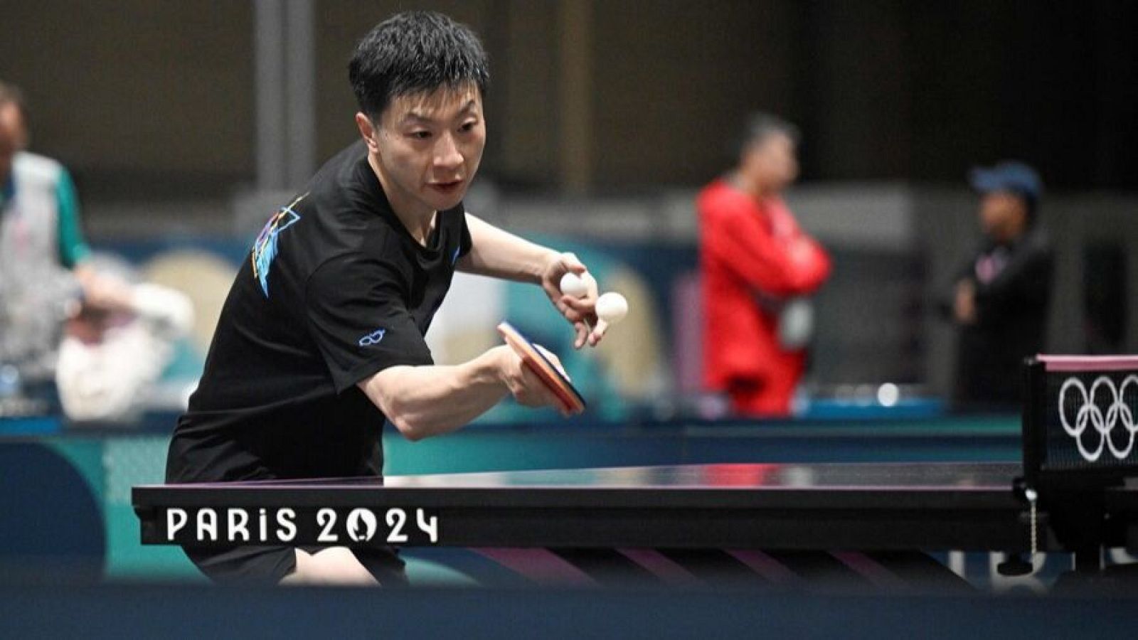 Ma Long en las sesiones de práctica previas al inicio del torneo en la Arena Sur de París
