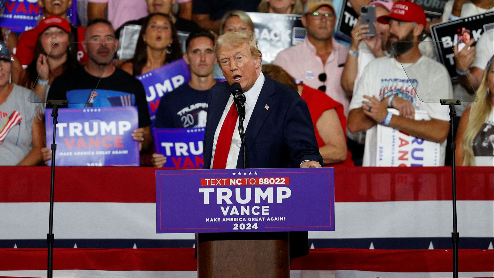 Trump arremete contra Harris