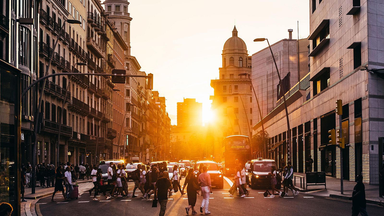 Gente paseando por las calles de Barcelona al atardecer