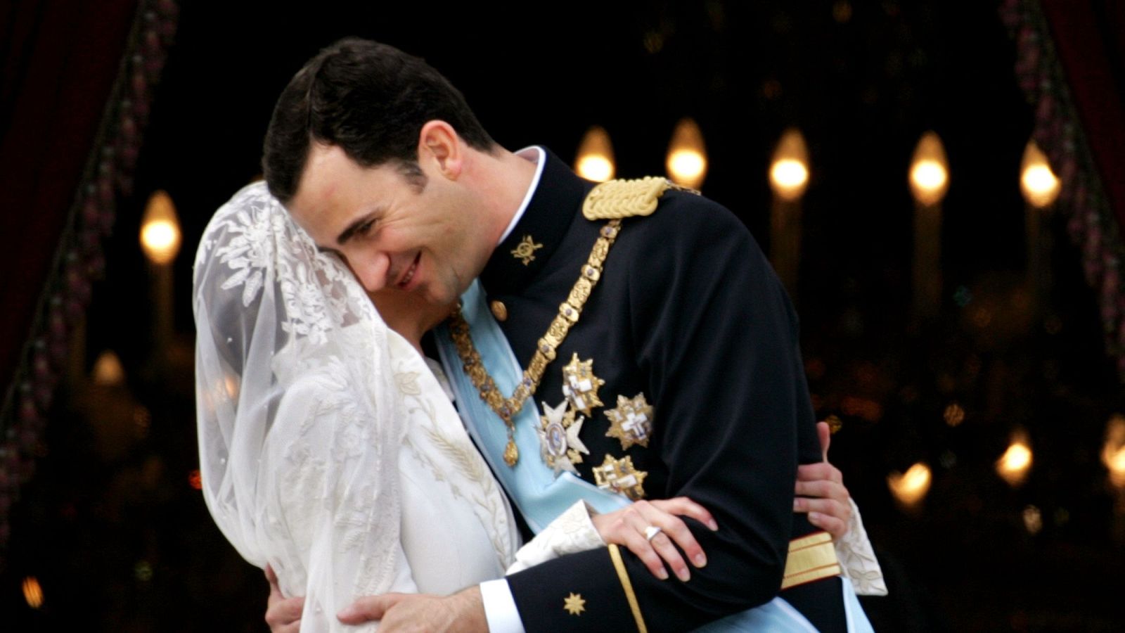 El príncipe Felipe y Letizia Ortiz se abrazan