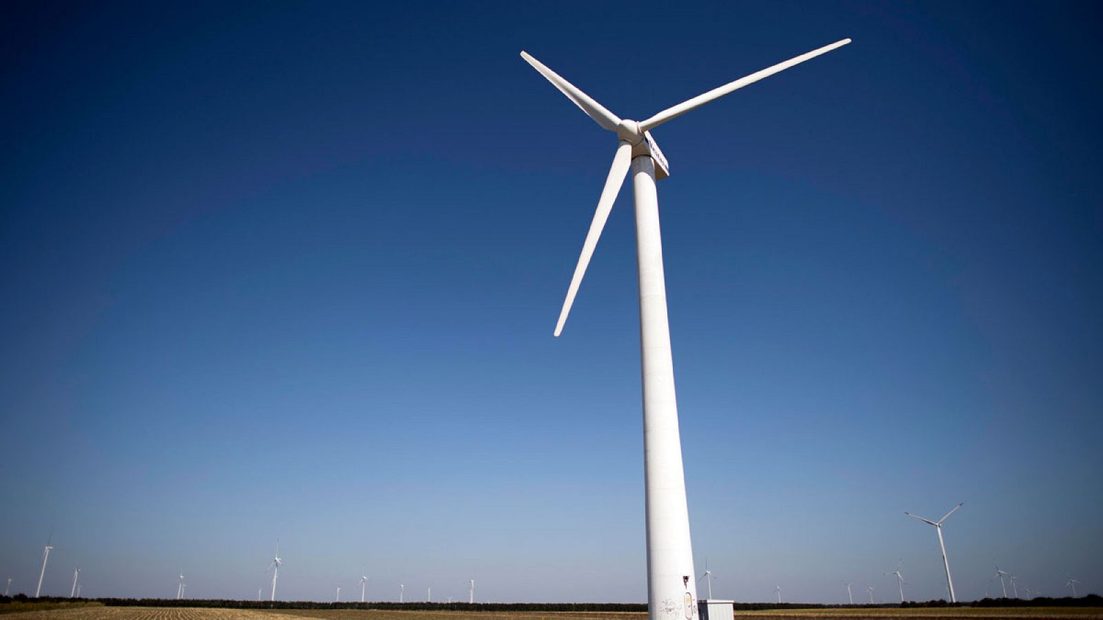 Un aerogenerador eléctrico en primer plano