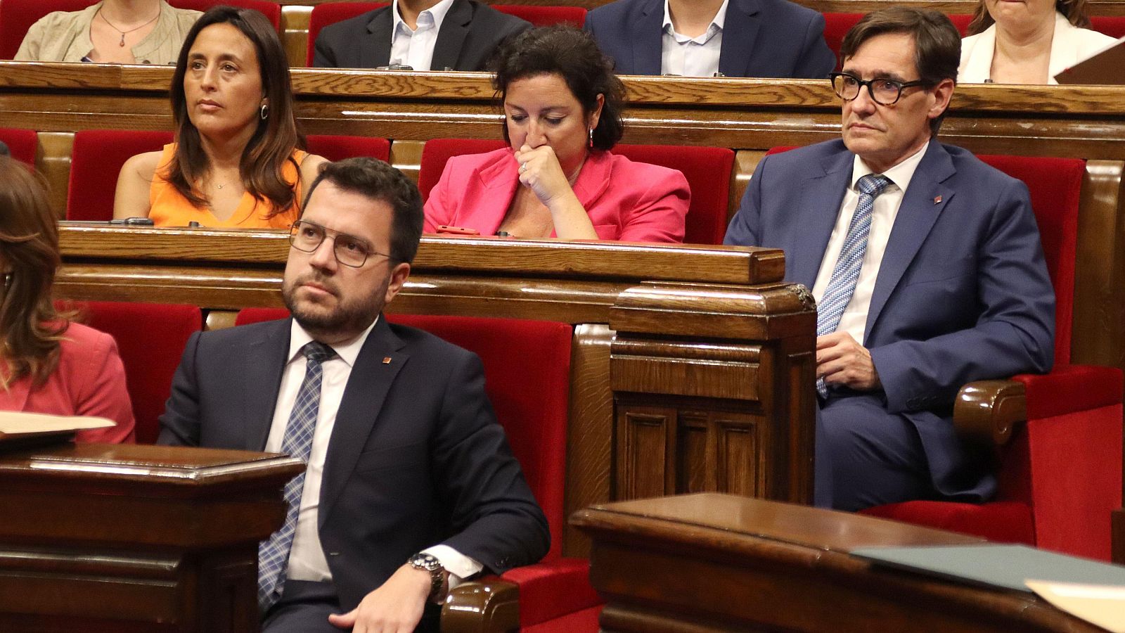 El president de la Generalitat, Pere Aragonès, i el líder del PSC, Salvador Illa, durant el ple del Parlament (ACN | Mariona Puig)