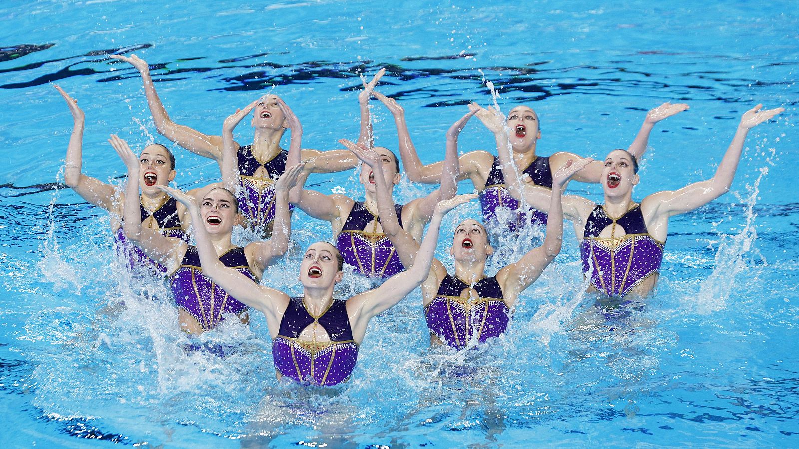 Ejercicio del equipo español de natación artística antes de los Juegos de París 2024