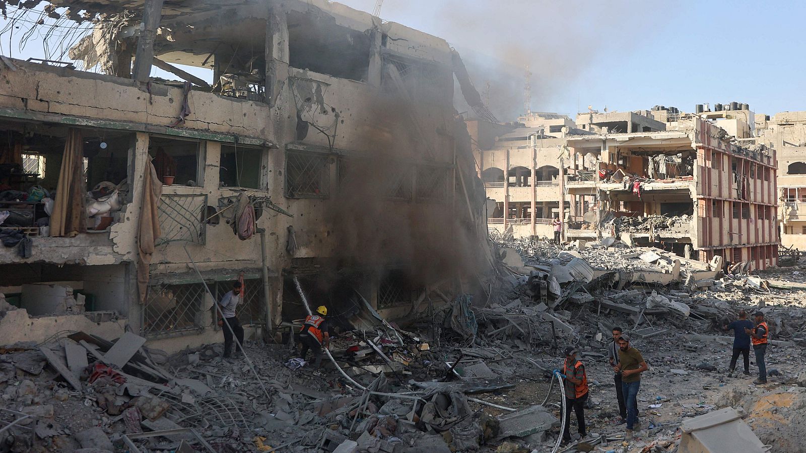 Un edificio destruido tras un bombardeo israelí que alcanzó las escuelas Hamama y al-Huda, en Gaza.