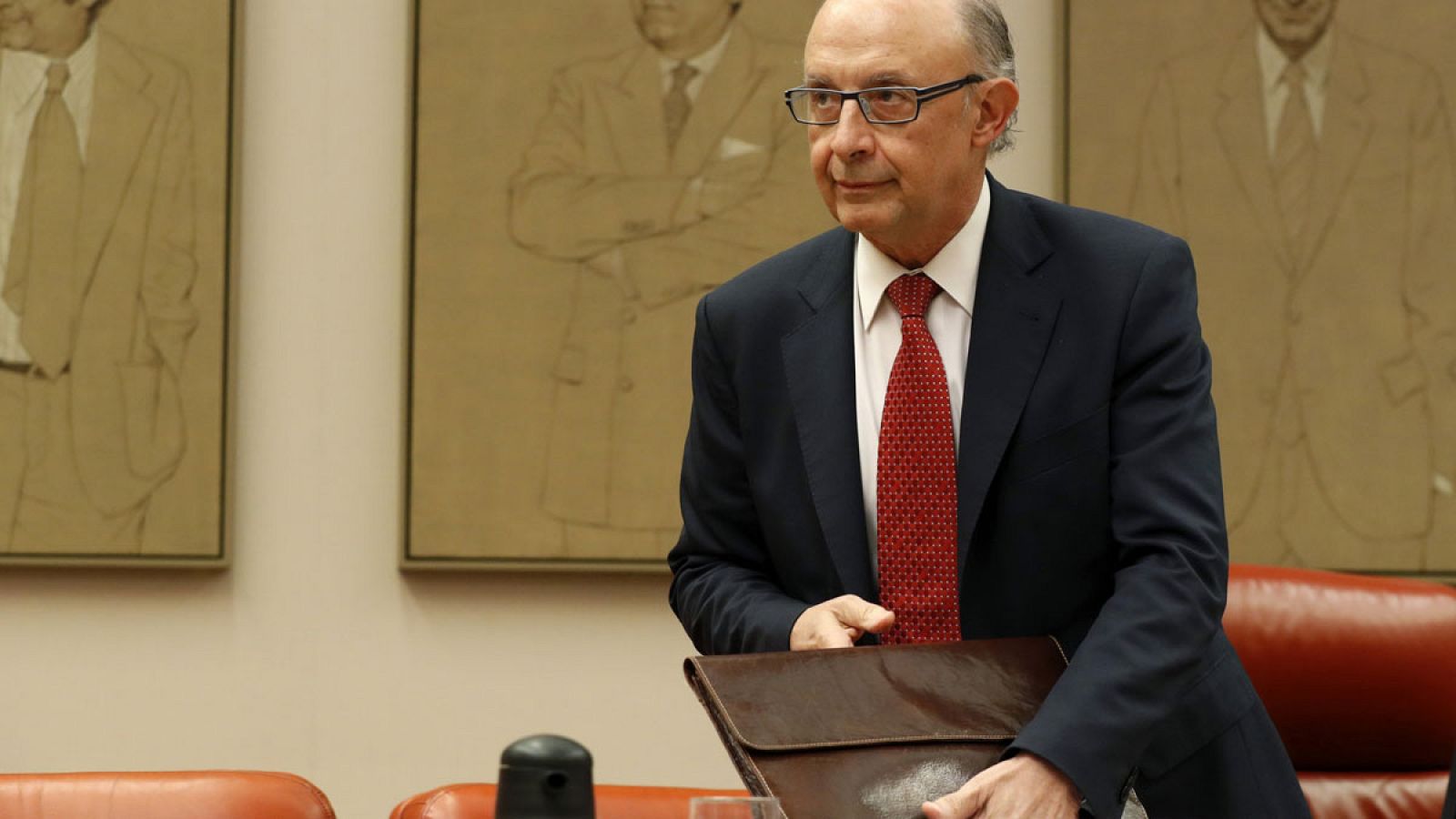 El ministro Montoro en la Comisión de Hacienda del Congreso