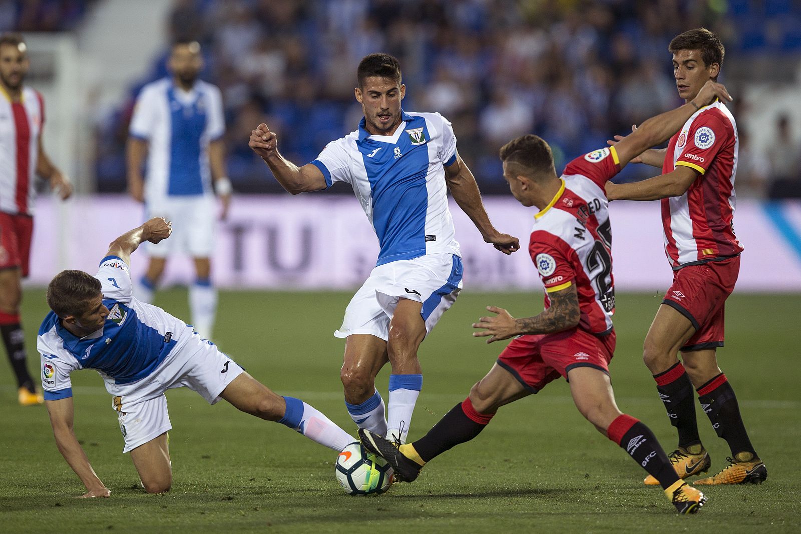 Szymanowski y Pires luchan el balón con Pablo Maffeo.