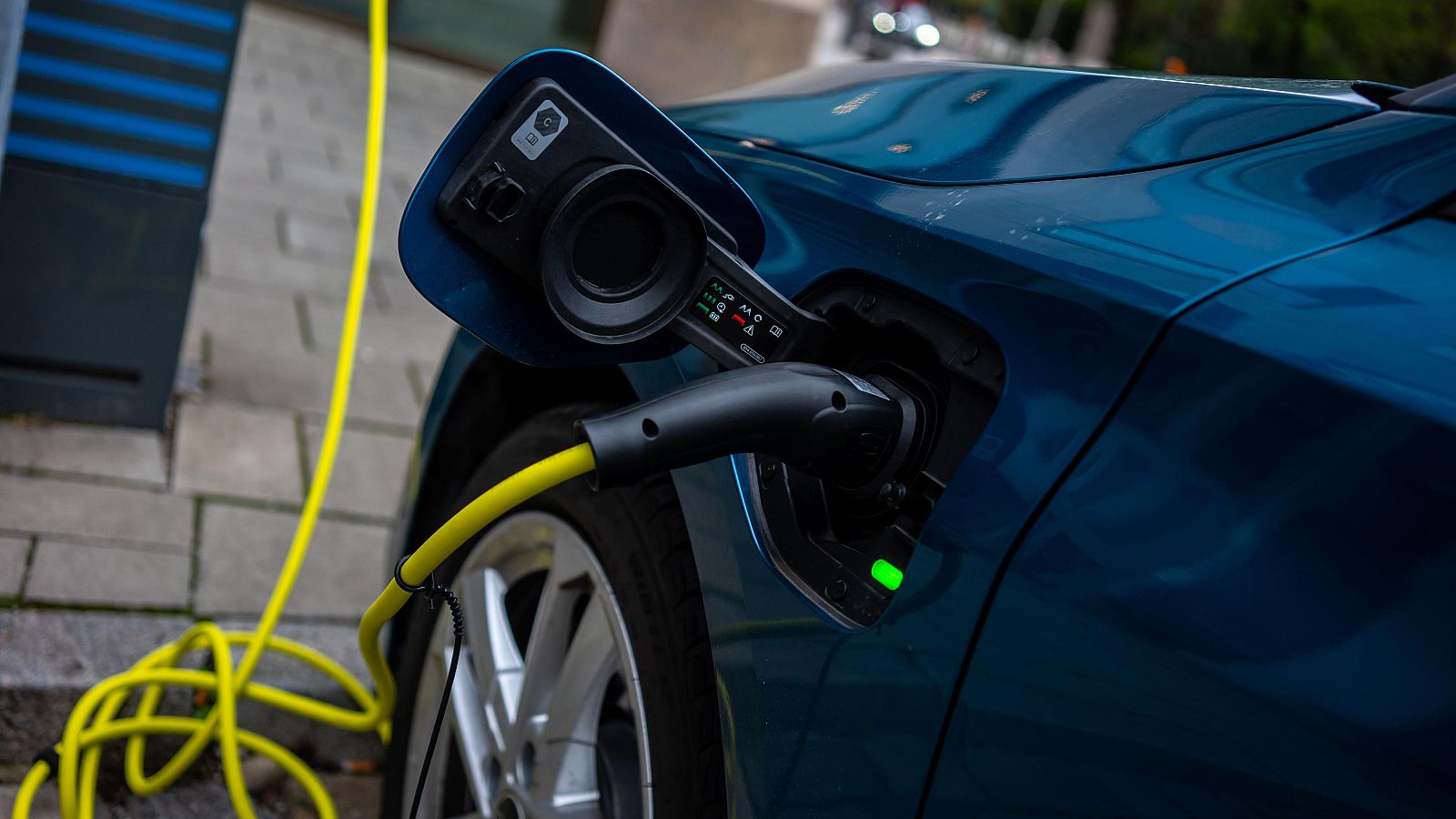 Puntos de recarga, marcas chinas y ayudas "ineficaces": radiografía del coche eléctrico en España