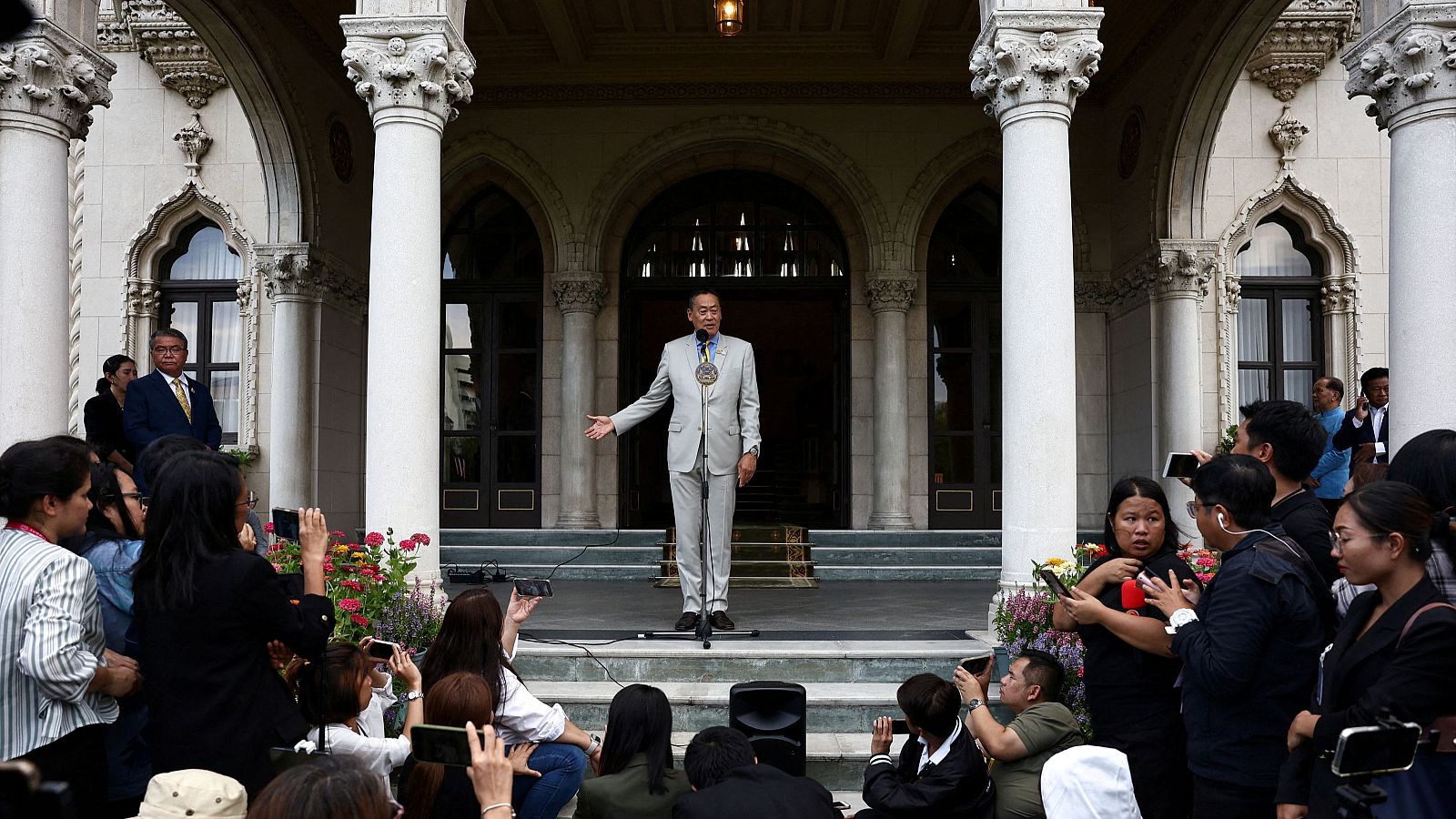 Srettha Thavisin habla con los medios después de que el Tribunal Constitucional lo haya destituido en Bangkok.