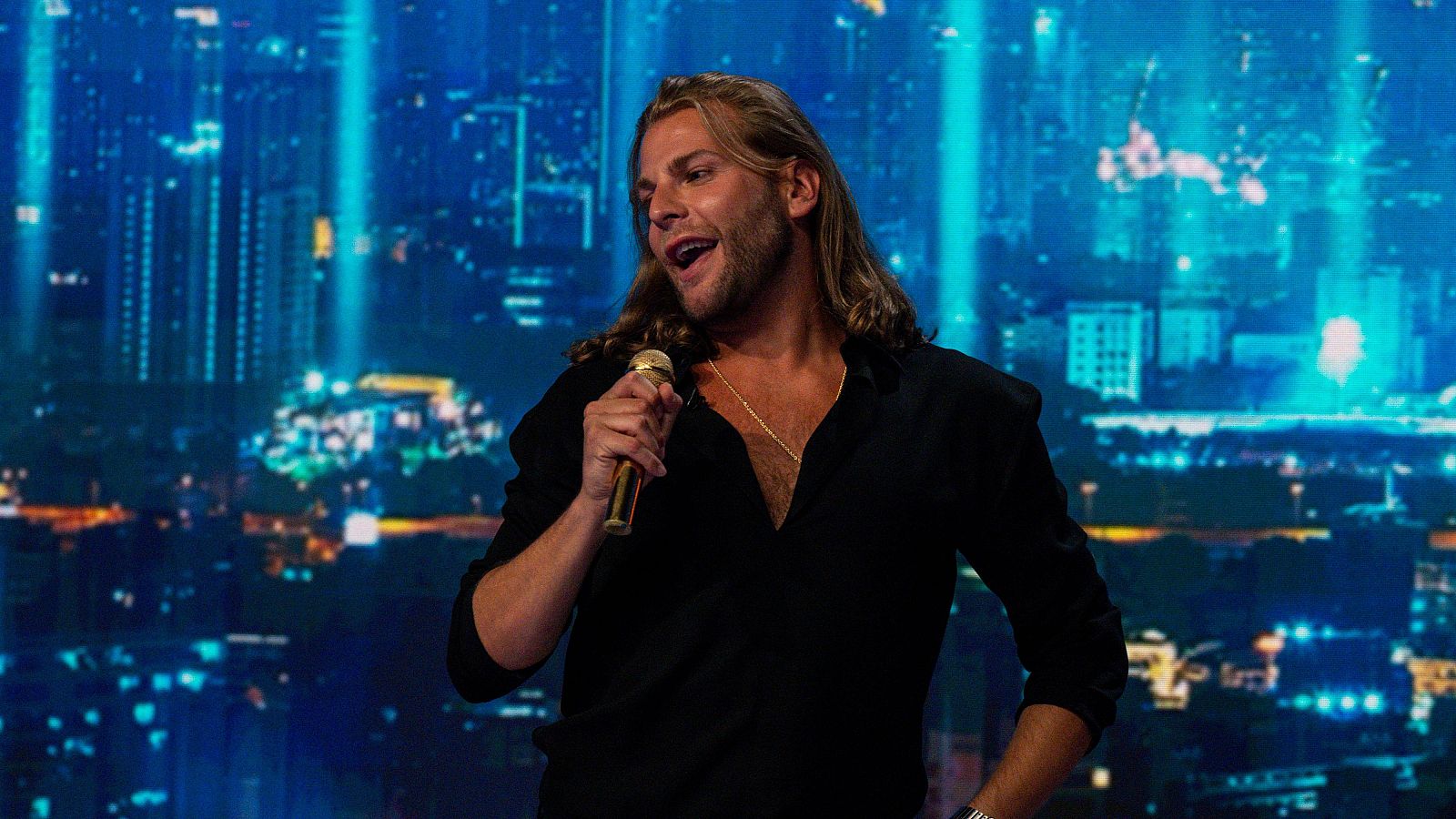 Eduardo Navarrete sorprende con esta cover de "Suavemente" a lo Rocío Jurado