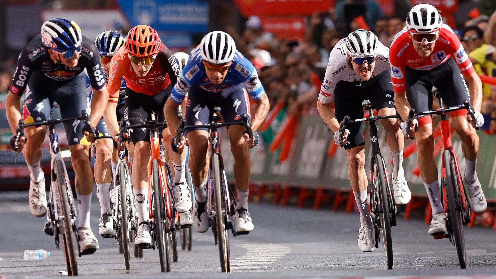 El líder de la clasificiación Ben O'Connor (d) general a su llegada a línea de meta en la novena etapa de la Vuelta 2024.