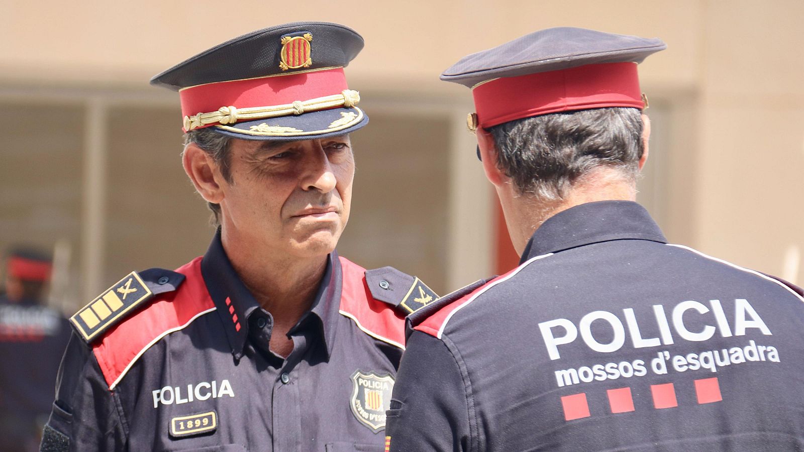 El major Josep Lluís Trapero, conversa amb el comissari en cap dels Mossos, Eduard Sallent