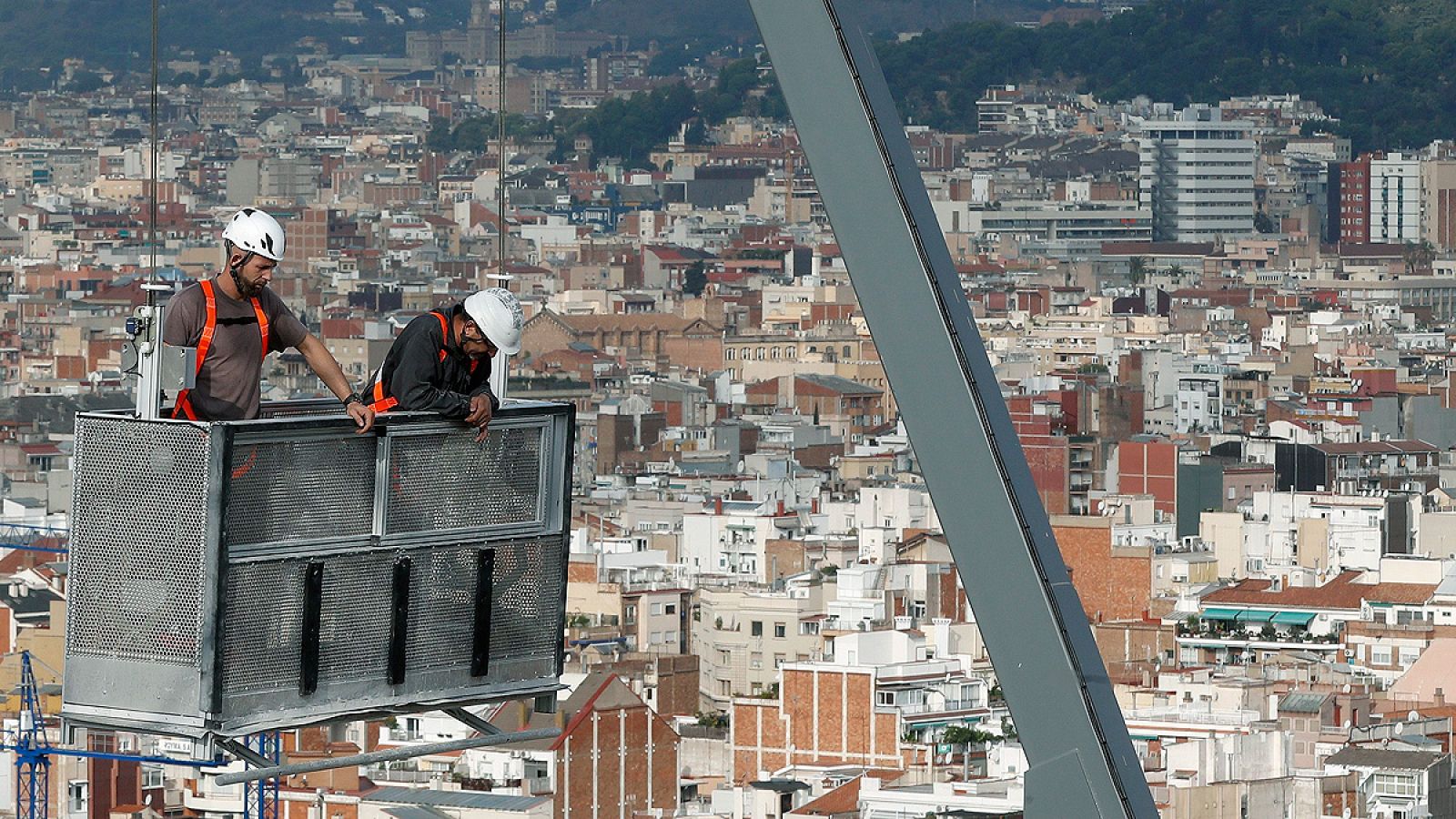 Unos trabajadores en la Sagrada Familia de Barcelona