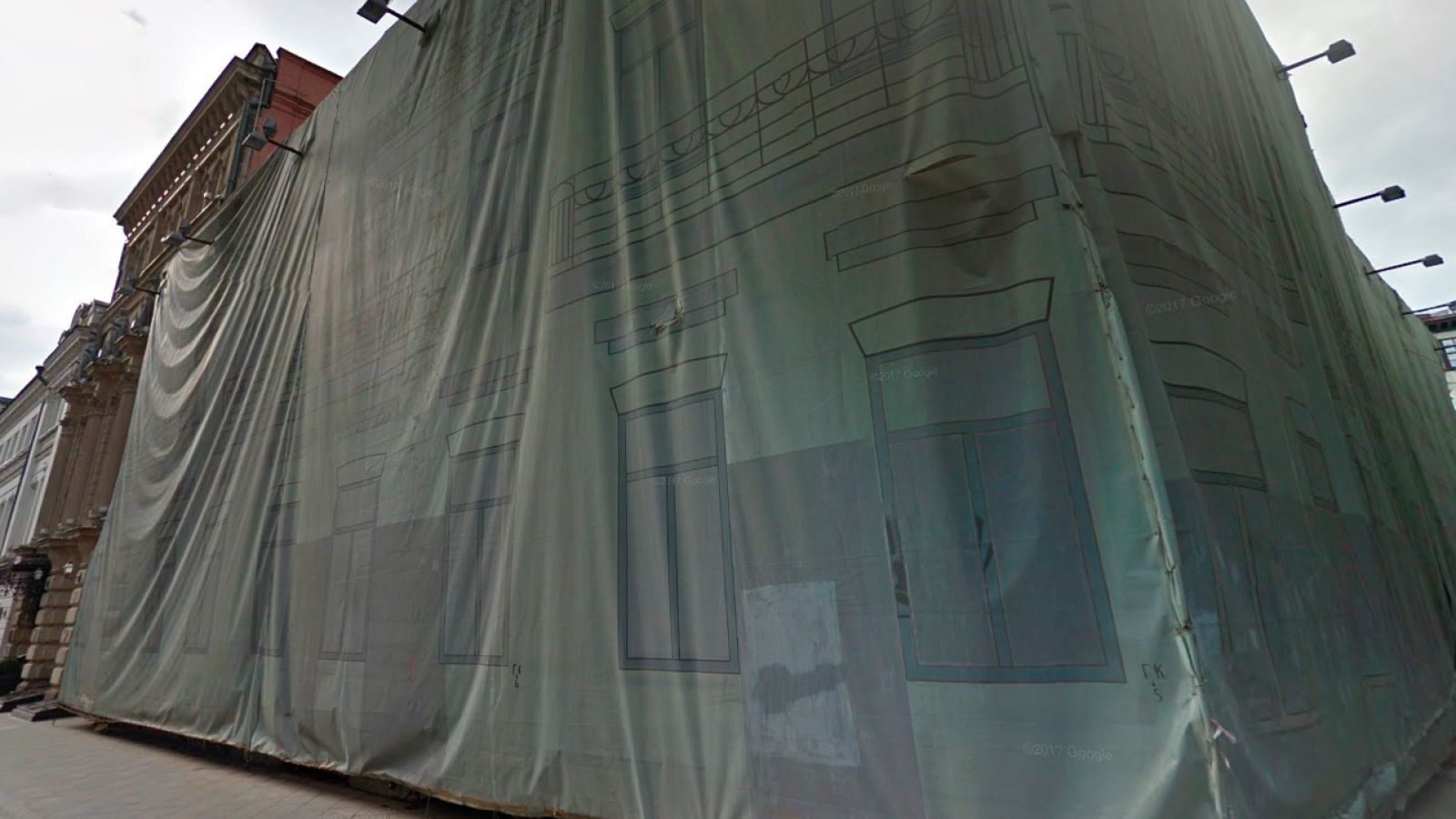 La casa de los fusilamientos cubierta con una lona de obra en Moscú