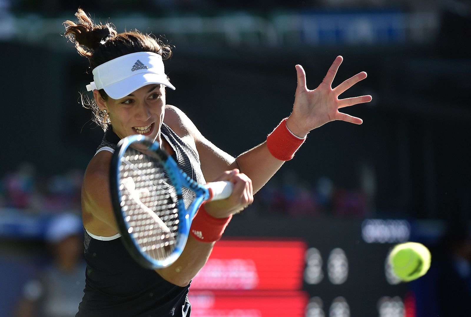 Garbiñe Muguruza devuelve la bola ante Lesia Tsurenko.