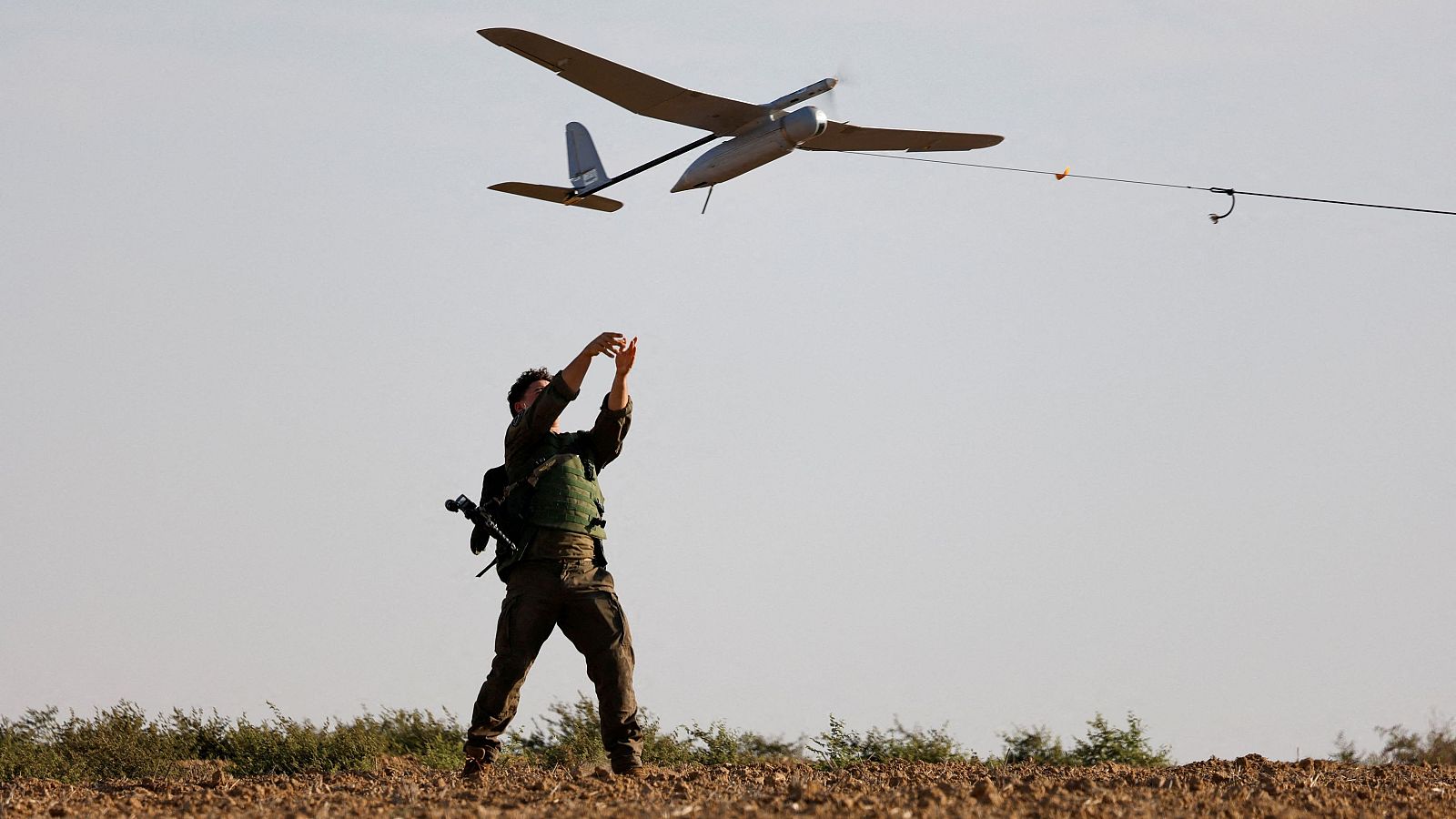 Un soldado israelí lanza un dron hacia Gaza, cerca de la frontera entre Israel y Gaza.