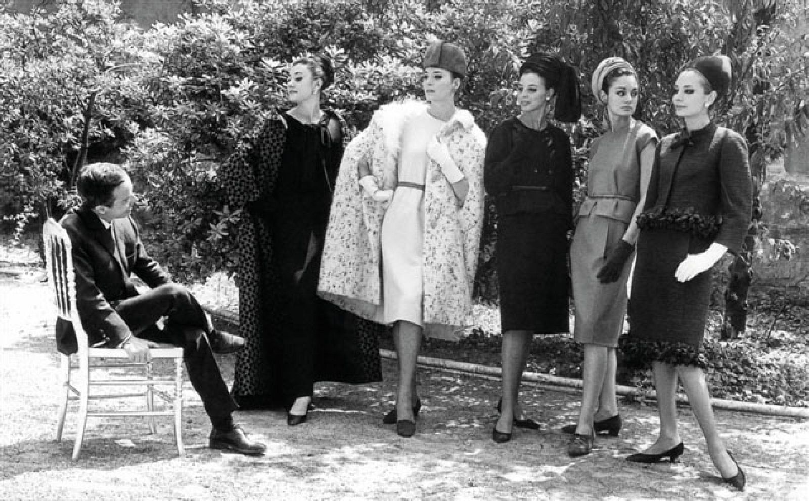 Manuel Pertegaz revisa una de sus colecciones